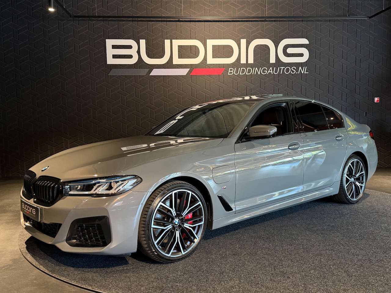 BMW 5-serie - 545e xDrive High Exe M-sport | Schuifdak | Head-up | Driving Assist - AutoWereld.nl