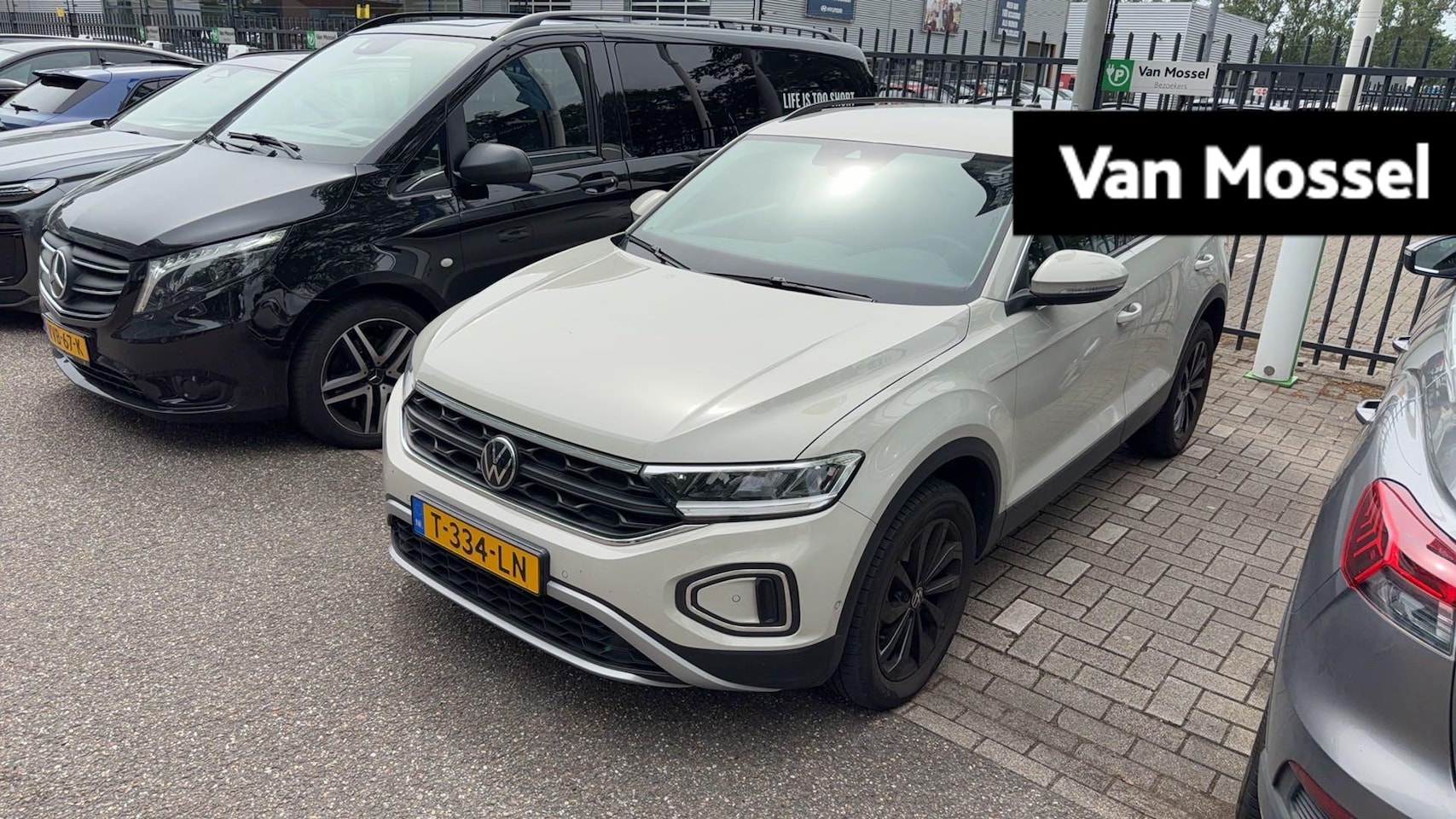 Volkswagen T-Roc - 1.5 TSI Life Business | 150 PK | Digital Cockpit | Black Style | Stoelverwarming | Carplay - AutoWereld.nl