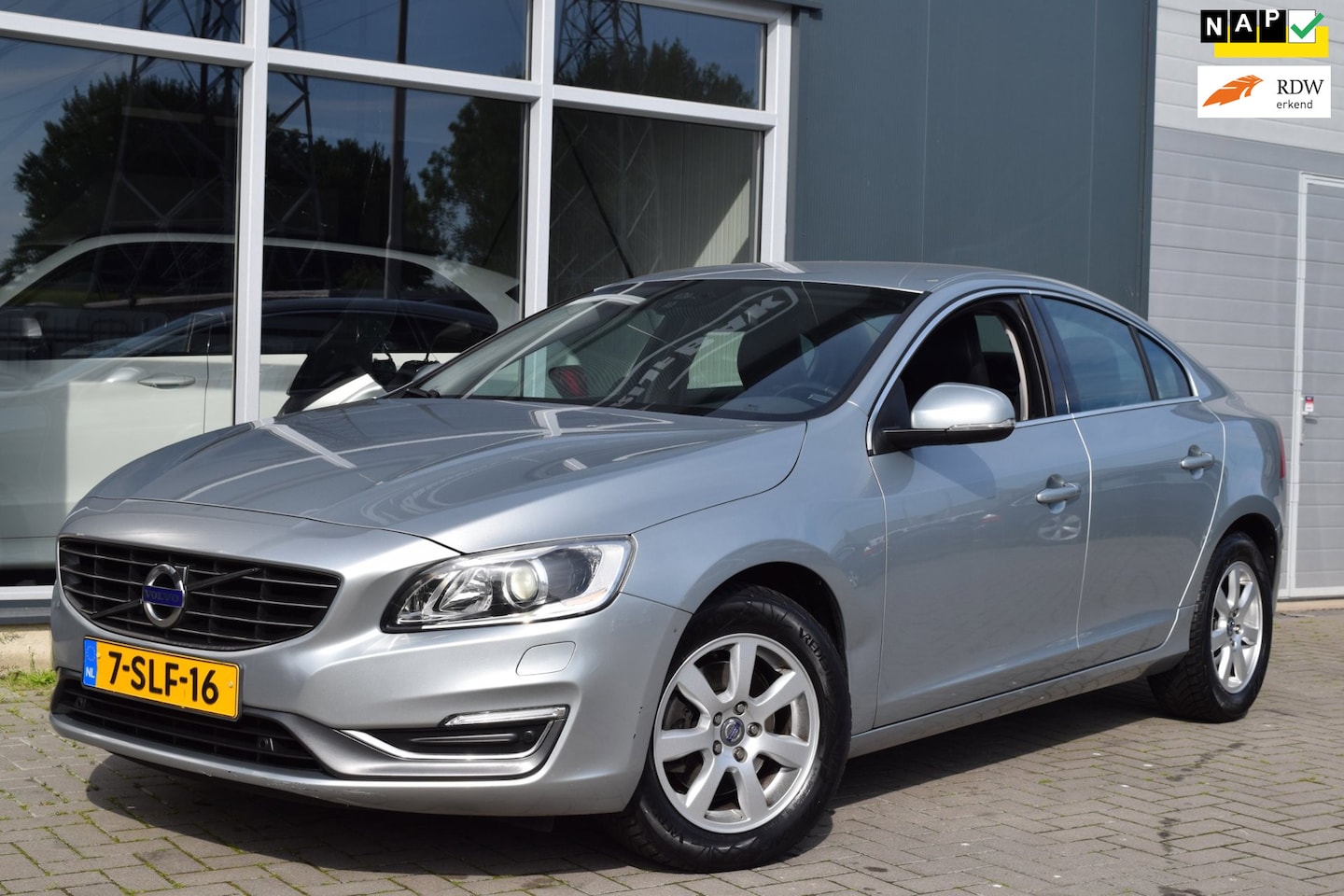 Volvo S60 - 1.6 T3 Summum | Xenon | Navi | Leder | APK 6-2027 - AutoWereld.nl