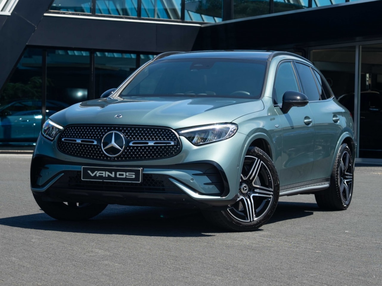 Mercedes-Benz GLC-klasse - GLC 300e 4MATIC AMG Line | Pano | Luchtvering | Memory - AutoWereld.nl