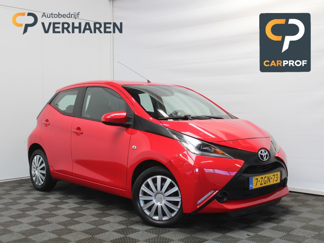 Toyota Aygo - 1.0 VVT-i x-play AIRCO | CV | ELRM | CAMERA | LED | ISOFIX - AutoWereld.nl