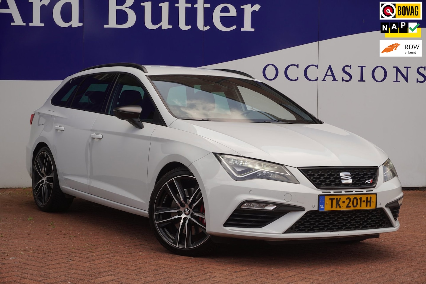 SEAT Leon ST - 2.0 TSI CUPRA 300 / ORIG-NL / DCC / Virtual / Sfeerverlichting / ParelmoerWit / All-season - AutoWereld.nl