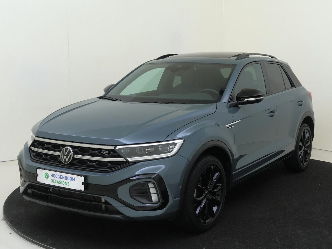 Volkswagen T-Roc - 1.5 TSI R-Line Business | Panoramadak | Trekhaak | BEATS audio | Black style | Parkeerassi - AutoWereld.nl
