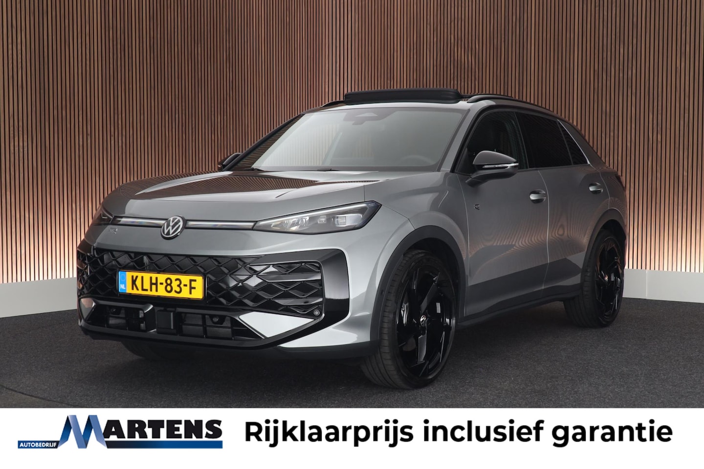 Volkswagen T-Roc - 1.5 eTSI 150pk DSG R-Line Black Style Panoramadak Trekhaak Camera Stoelverwarming Navigati - AutoWereld.nl