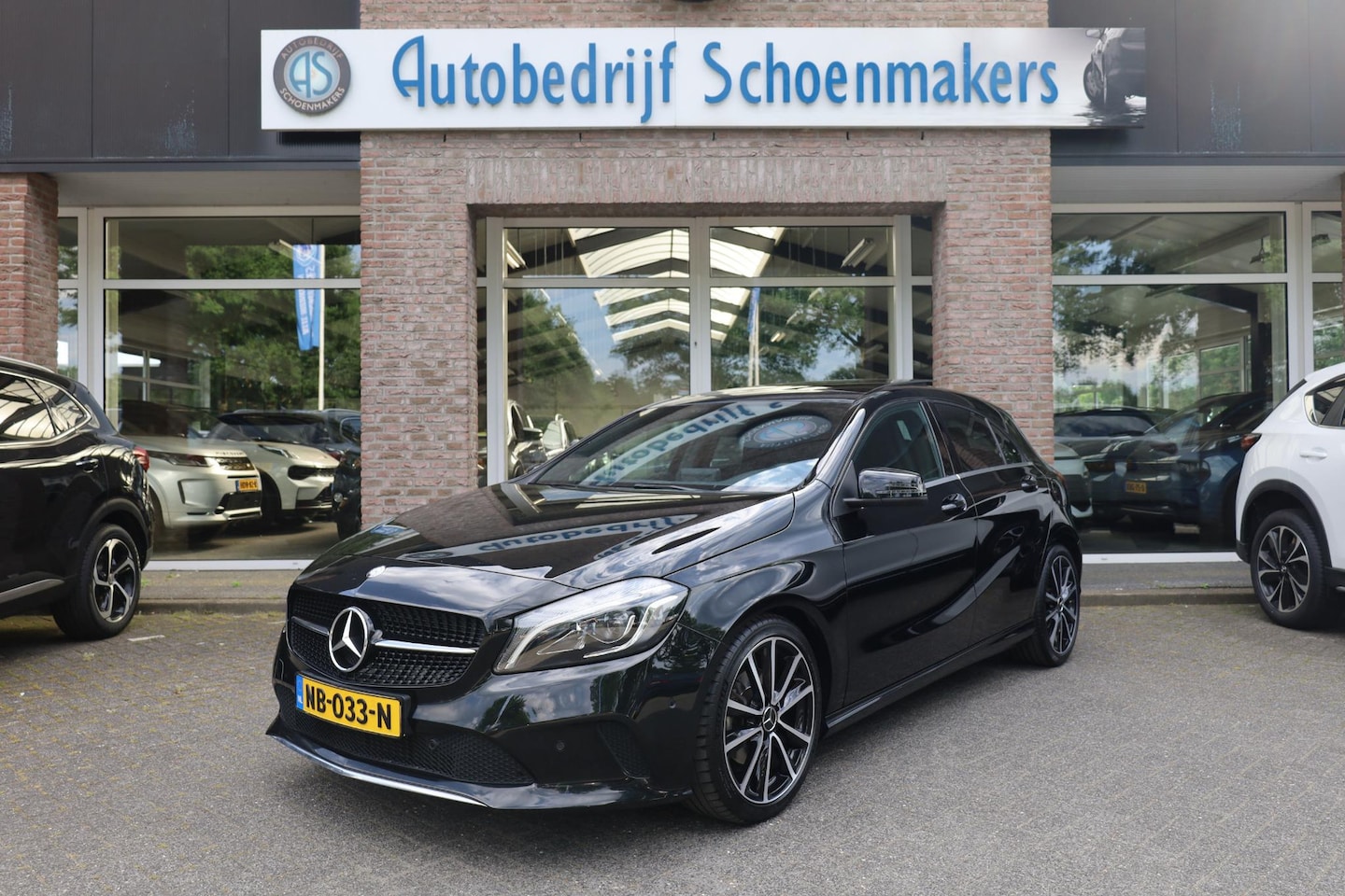 Mercedes-Benz A-klasse - 180 Lease Edition Plus PANO STOELVERW. HALF-LEER CAMERA NL-AUTO ZWARTE-HEMEL NAVI CRUISE C - AutoWereld.nl