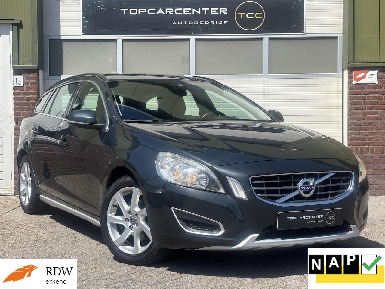 Volvo V60 - 1.6 T4 Momentum/AIRCO/TREKH/PARKS/NAVI/APK/NAP - AutoWereld.nl