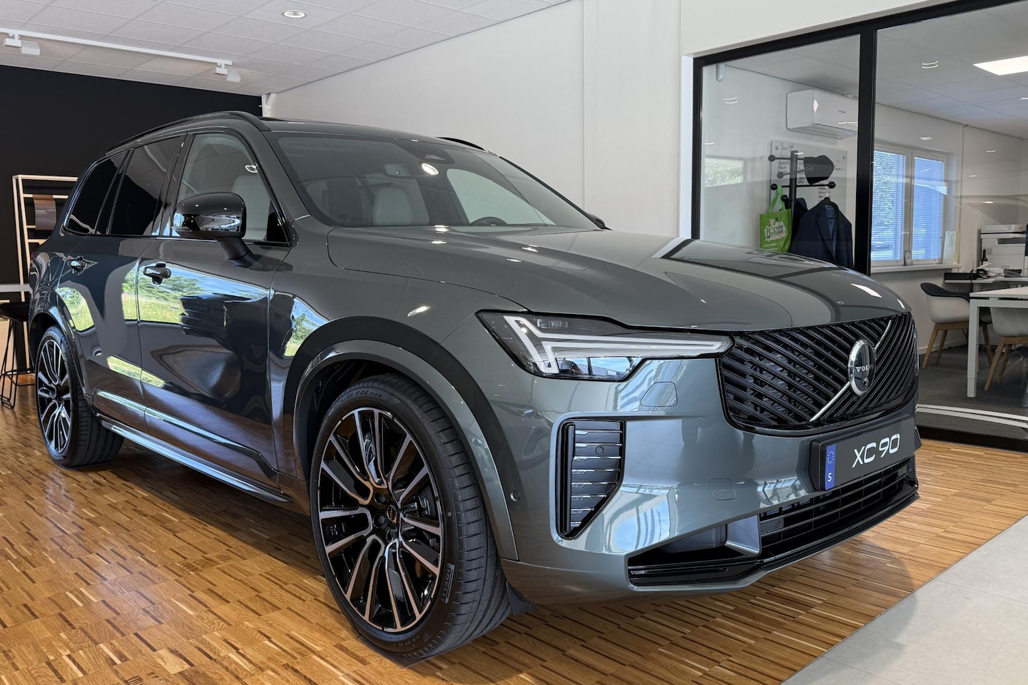 Volvo XC90 - T8 Plug-in hybrid AWD Ultra Dark Exec. Ed. - AutoWereld.nl