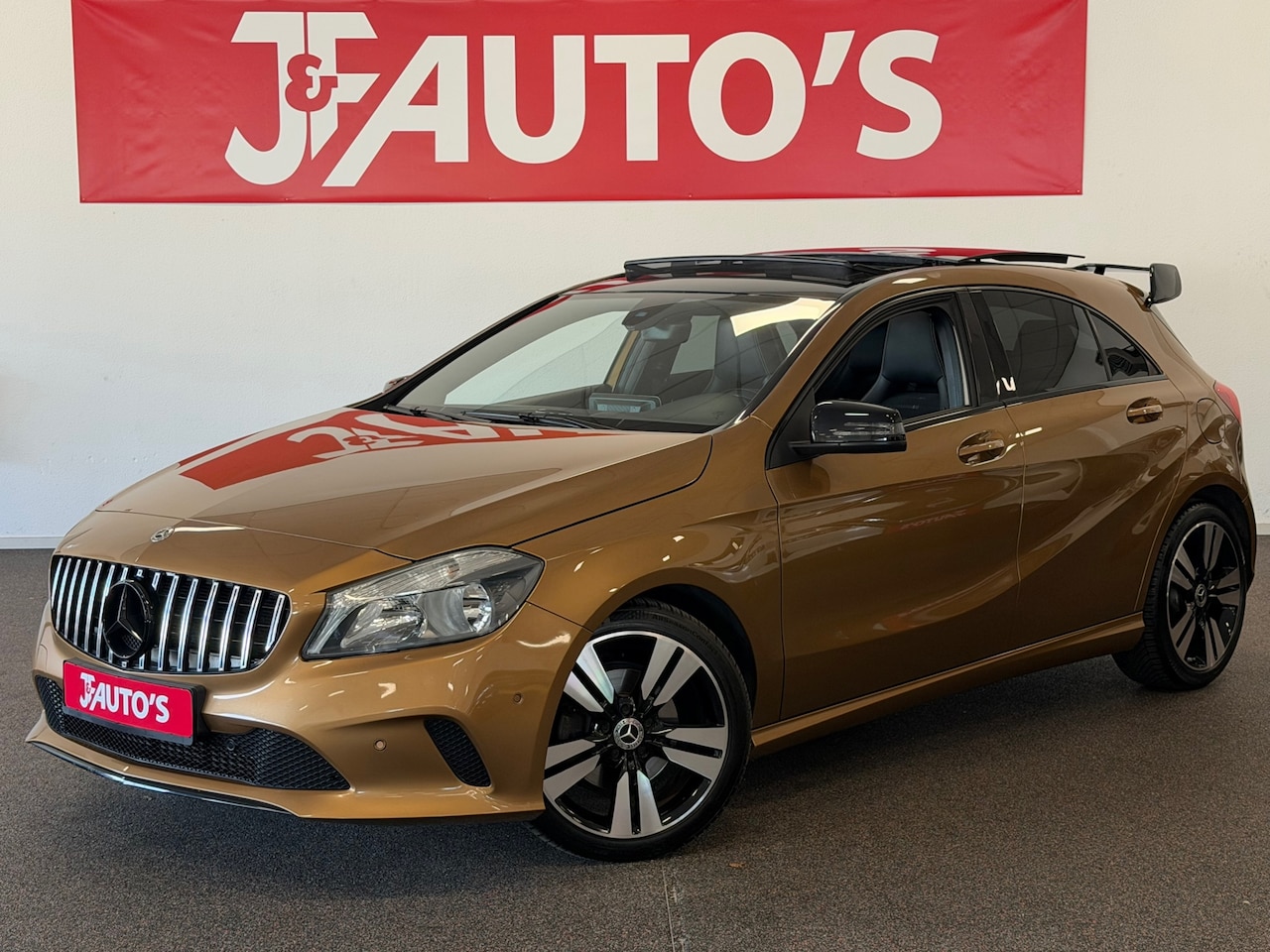 Mercedes-Benz A-klasse - 180 AMG-LINE| PANORAMA|CRUISE|NAVIGATIE|CARPLAY - AutoWereld.nl