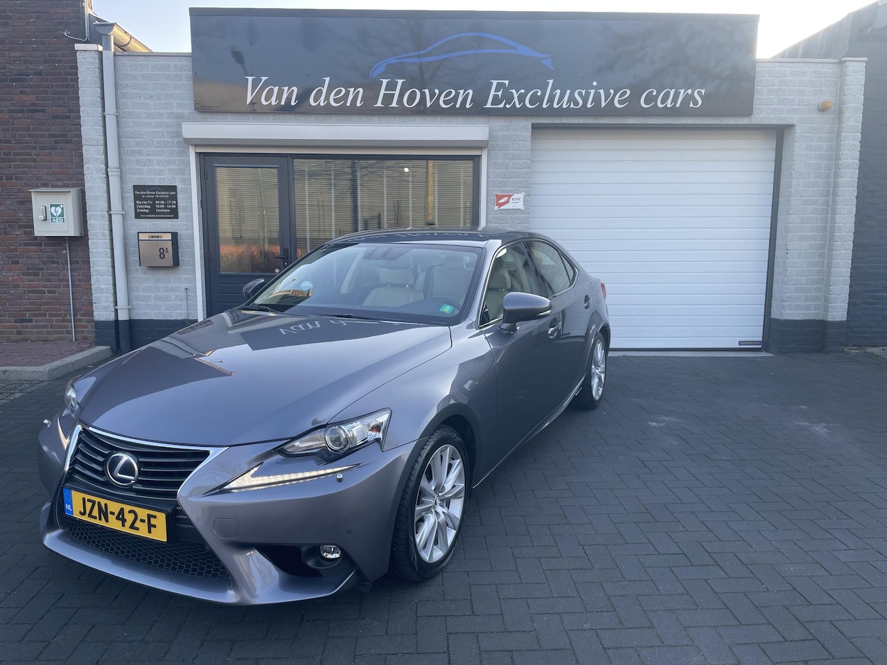 Lexus IS - 300h Business Line Pro Hybrid Dealer onderhouden Leder,Navi,PDC,Led. - AutoWereld.nl