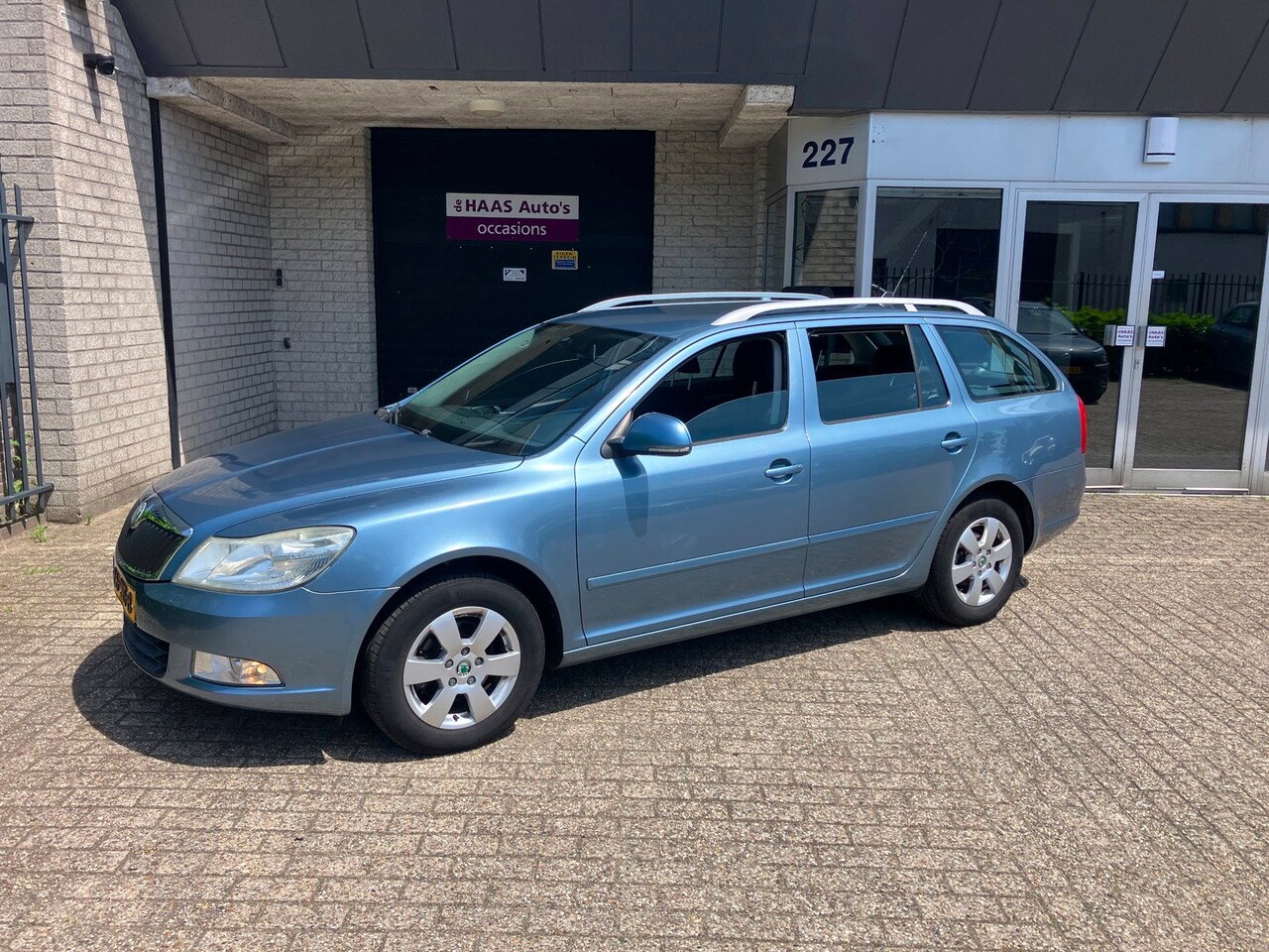 Skoda Octavia Combi - 1.4 TSI Elegance / KM STAND + NAP / CLIMA / ALU VELGEN / TREKHAAK / APK 2027 - AutoWereld.nl
