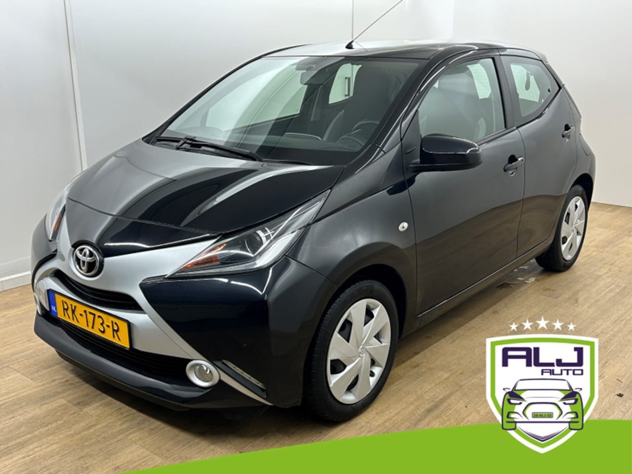 Toyota Aygo - Occasion 1.0 VVT-i x-play | Zwart | Tweedehands Toyota Aygo | Airco | Bluetooth audio | Pa - AutoWereld.nl