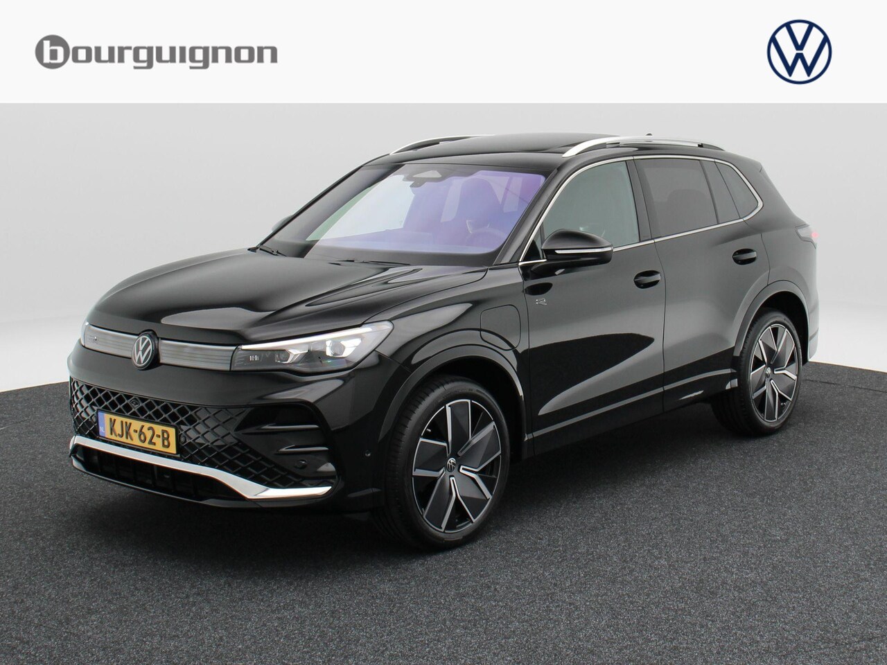 Volkswagen Tiguan - 1.5 eHybrid R-Line Edition | Trekhaak | Panoramadak | Head-Up Display | 360 Camera | App C - AutoWereld.nl
