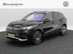 Volkswagen Tiguan - 1.5 eHybrid R-Line Edition | Trekhaak | Panoramadak | Head-Up Display | 360 Camera | App C