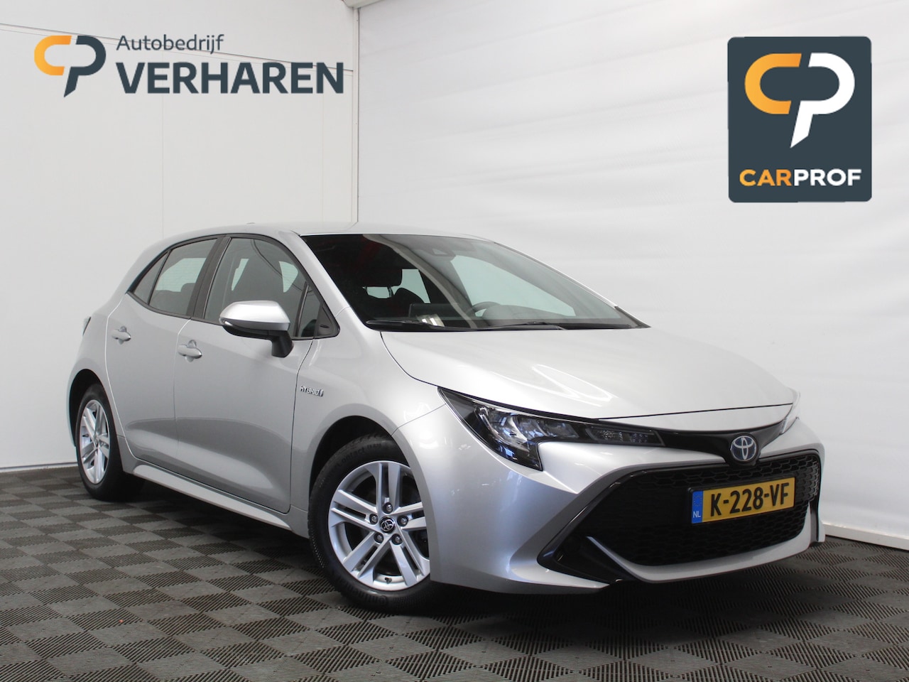 Toyota Corolla - 1.8 Hybrid Business CARPLAY | CAMERA | CLIMATE | LMV16 | LED | DAB | ADAPCRUISE | ZWHEMEL - AutoWereld.nl