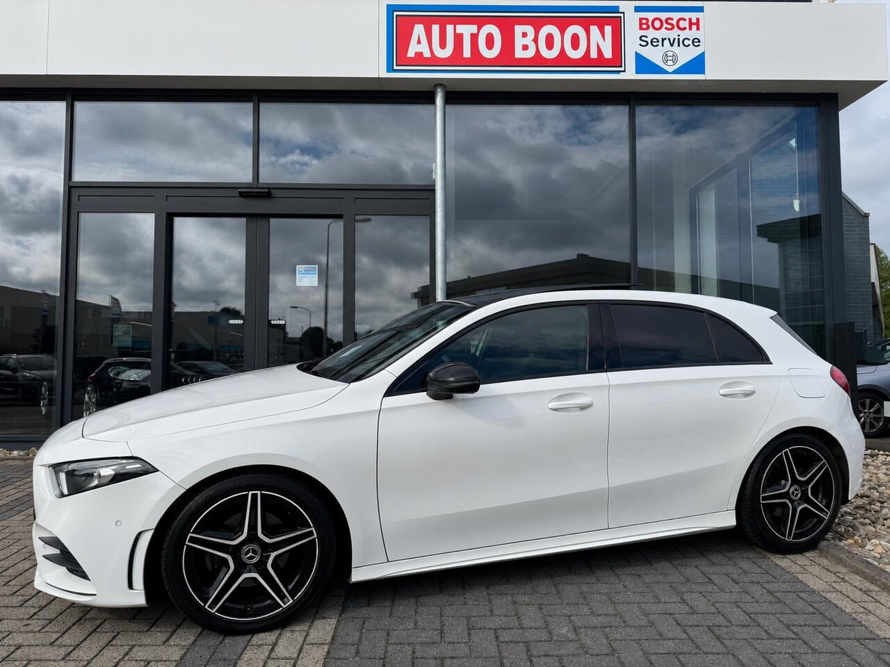 Mercedes-Benz A-klasse - 200 AMG NIGHT EDITION PANO/WIDESCREEN/P-CAM/NAVI/ LED/KEYLESS/CLIMA/2xPDC//MEDIA/KUIPZETEL - AutoWereld.nl