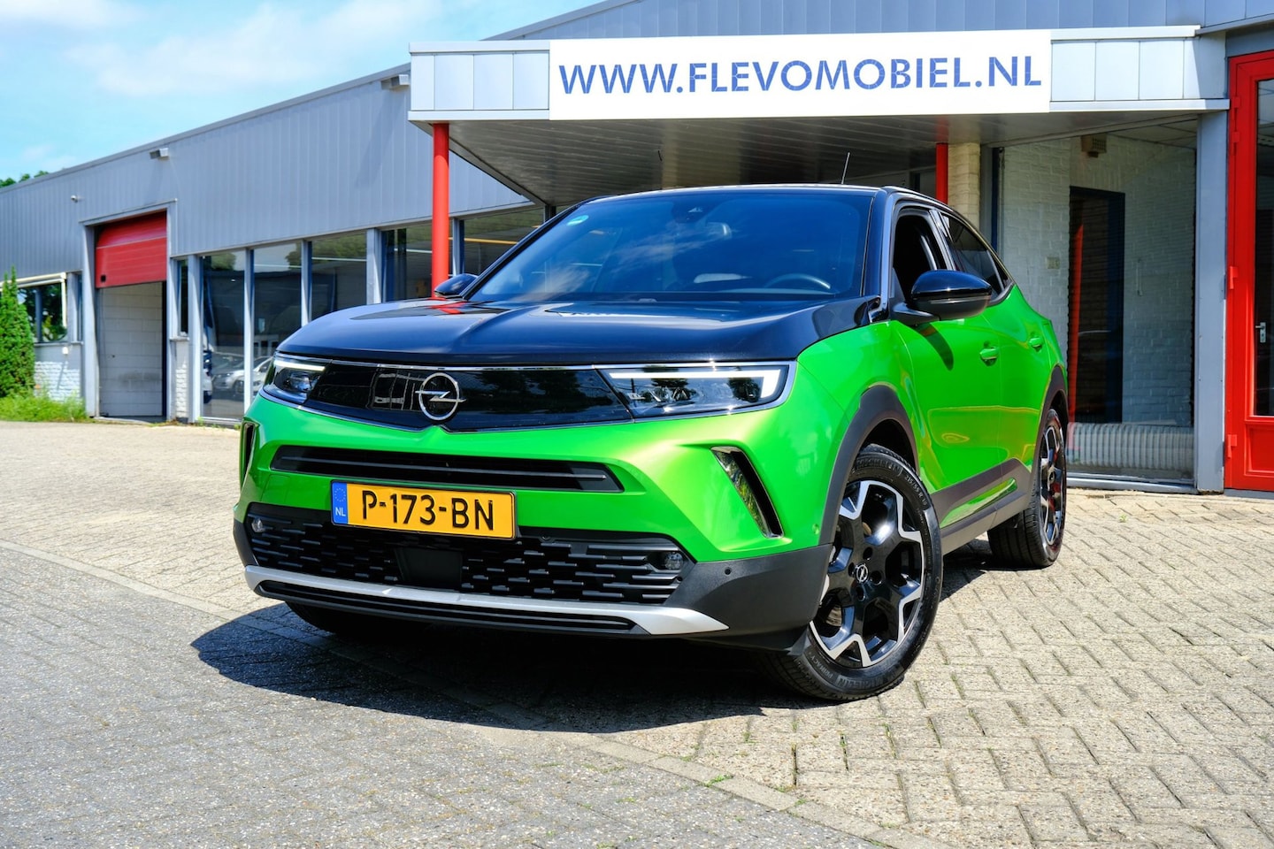 Opel Mokka-e - Ultimate 50-kWh 7.4kw bl.Aut. Leder|Navi|1e Eig|Cam|Massagestoel|CarPlay - AutoWereld.nl