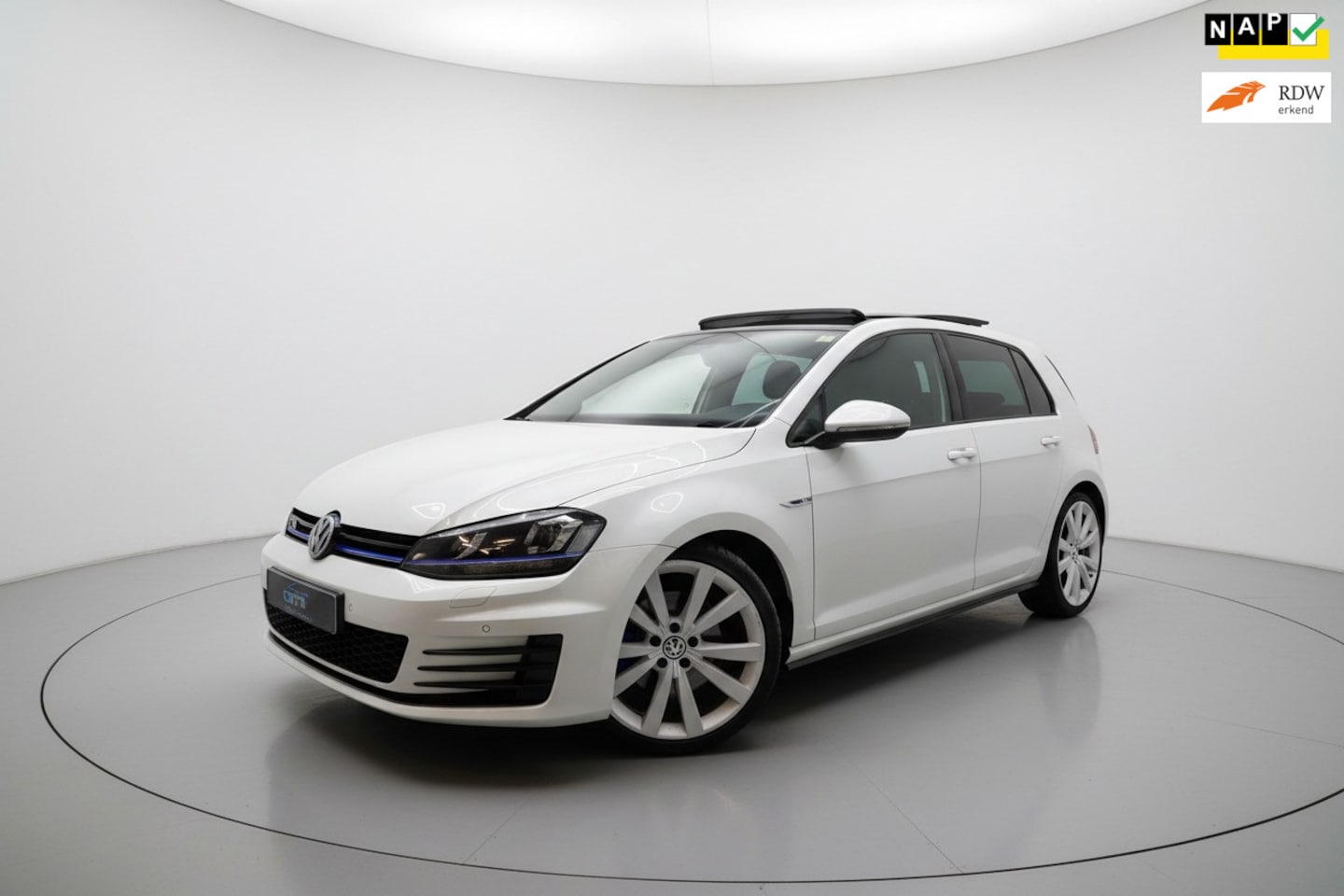 Volkswagen Golf - 1.4 TSI GTE PANO KEYLESS CAMERA SFEER NAP - AutoWereld.nl
