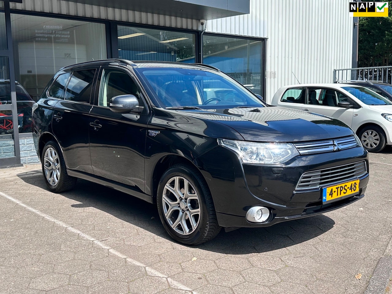 Mitsubishi Outlander - 2.0 PHEV Executive Edition/Airco/4x4/Navigatie - AutoWereld.nl
