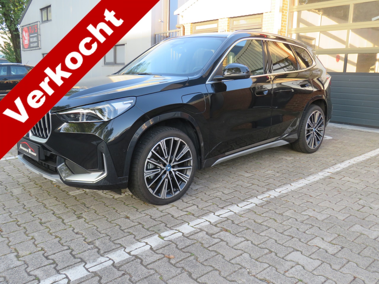 BMW iX1 - xDrive 30 Launch Edition 320 pk M style / 20 inch. velgen / Keyless entry / Head-up displa - AutoWereld.nl