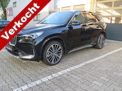 BMW iX1 - xDrive 30 Launch Edition 320 pk M style / 20 inch. velgen / Keyless entry / Head-up displa