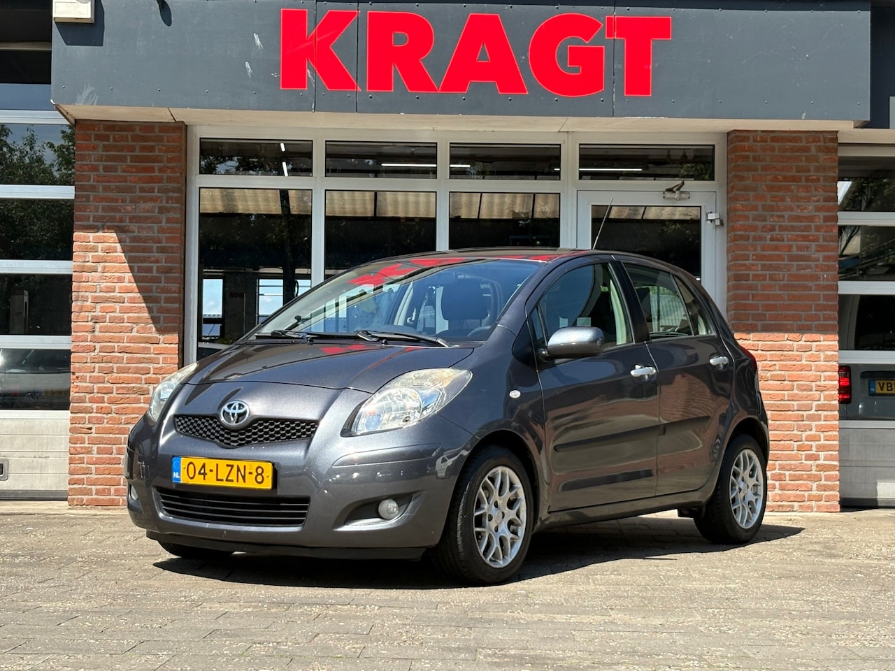Toyota Yaris - Aspiration 1.3 VVTi 100 pk - AUTOMAAT - climate - 5drs - lichtmetaal! - AutoWereld.nl