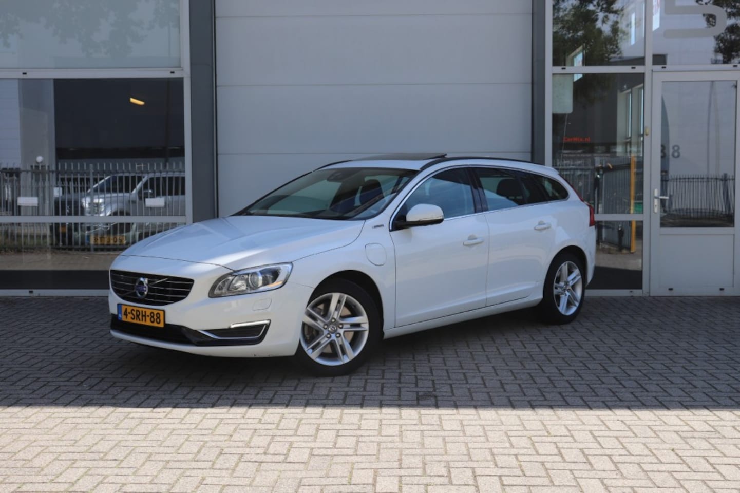 Volvo V60 - 2.4 D6 AWD AUT Plug-In Hybrid SUMMUM/1e eig/dealeronderh./orig.nl - AutoWereld.nl