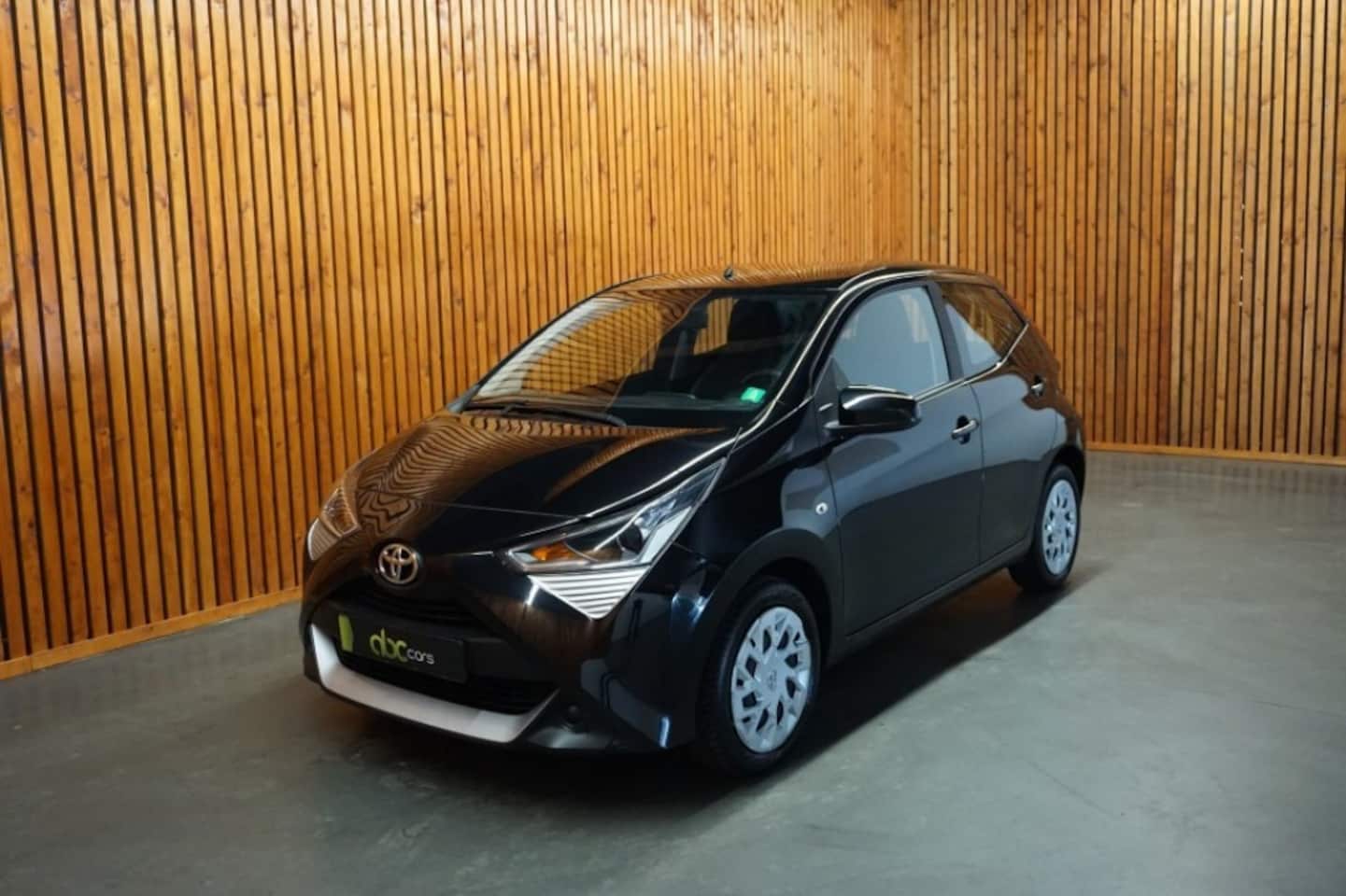 Toyota Aygo - 1.0 VTT-I X-PLAY/ AIRCO ANDRIOD AUTO / CAMERA - AutoWereld.nl