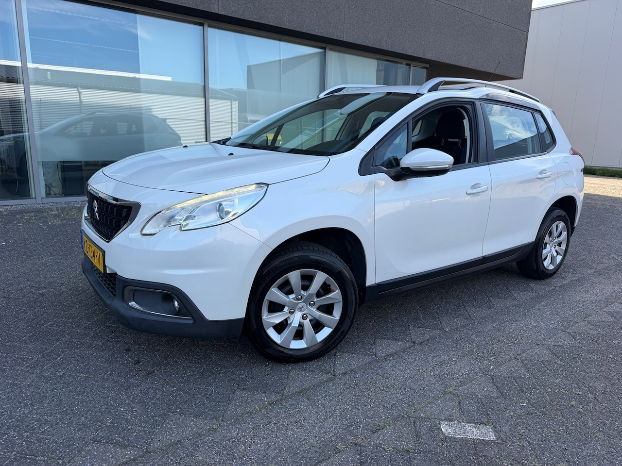 Peugeot 2008 - 1.2 PureTech Blue Lion AIRCO BJ 12-2016 APK 5-2027 - AutoWereld.nl
