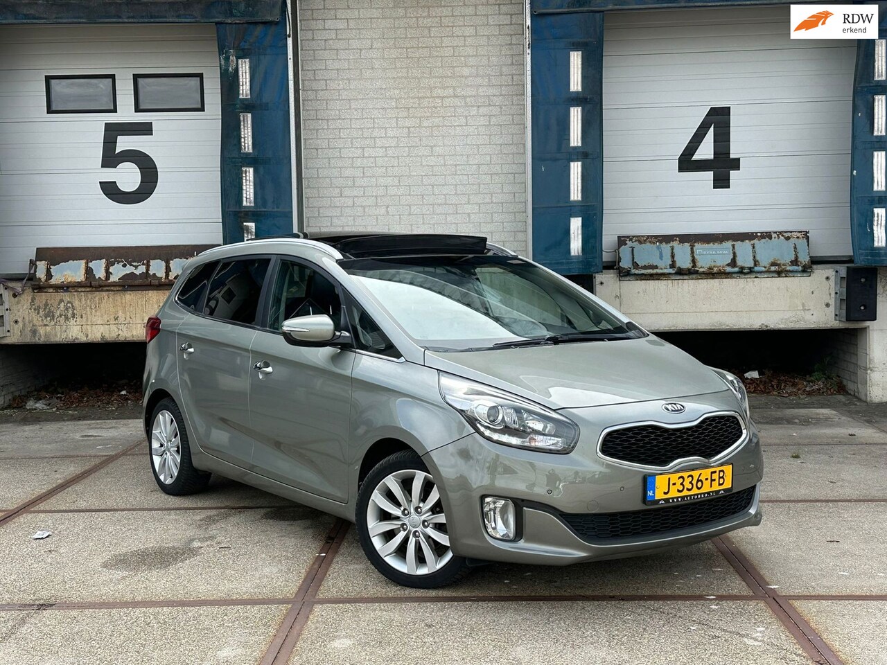 Kia Carens - 1.6 GDi ComfortLine 1.6 GDi ComfortLine (7P+PANO+CAMERA+ONDERHOUD) - AutoWereld.nl