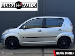Daihatsu Sirion 2 - 1.3-16V Prestige 5 deurs - 2E EIGENAAR - AIRCO - EL. RAMEN + SPIEGELS - CPV - RADIO/CD - N