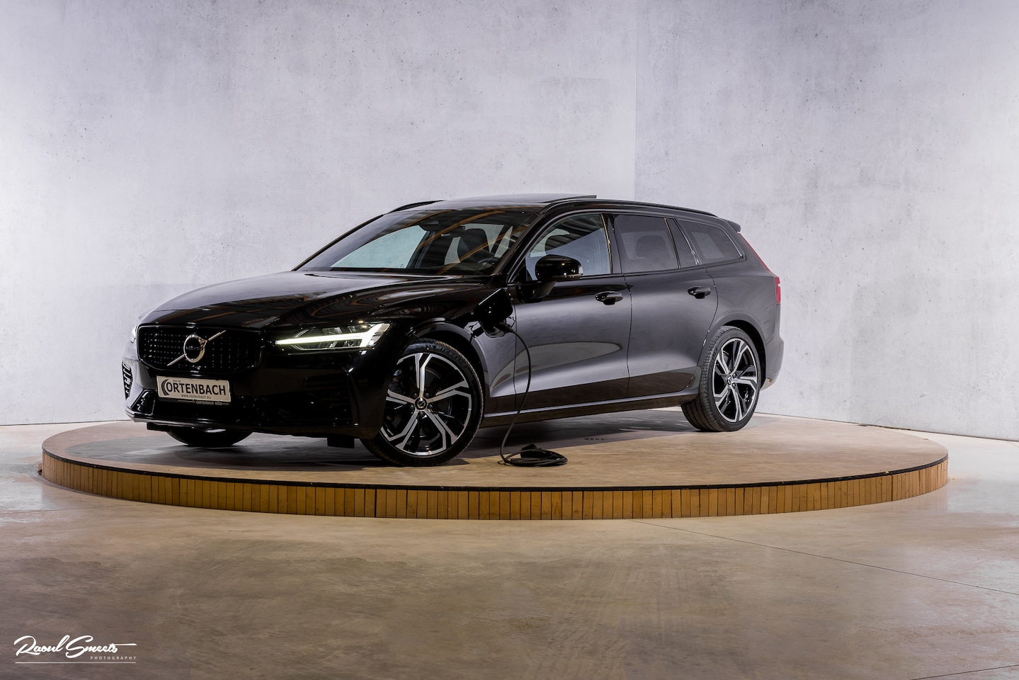 Volvo V60 - 2.0 T8 Plug-in hybrid AWD Ultimate Dark Long Range | Panorama dak | Harman Kardon | Adapti - AutoWereld.nl