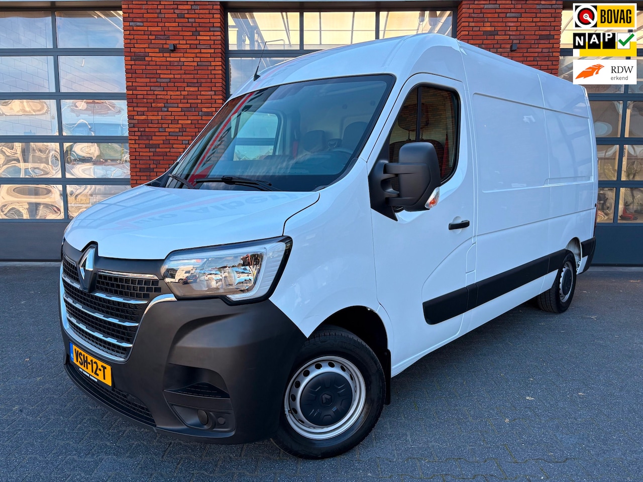 Renault Master - T35 2.3 dCi 150PK L2H2 Red Edition |1e eigenaar | Stellingen | Inrichting - AutoWereld.nl
