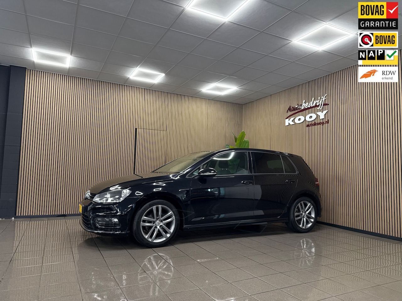 Volkswagen Golf - 1.2 TSI R-Line * Panoramadak / Camera / Navigatie / Stoelverwarming / NL Auto * - AutoWereld.nl
