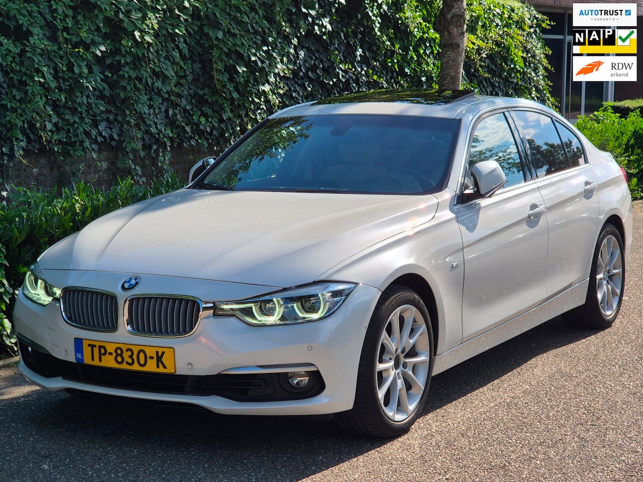BMW 3-serie - 320i Luxury Edition Individual Schuifdak Apple CarPlay Virtual dash Camera LED NAP 2e eige - AutoWereld.nl