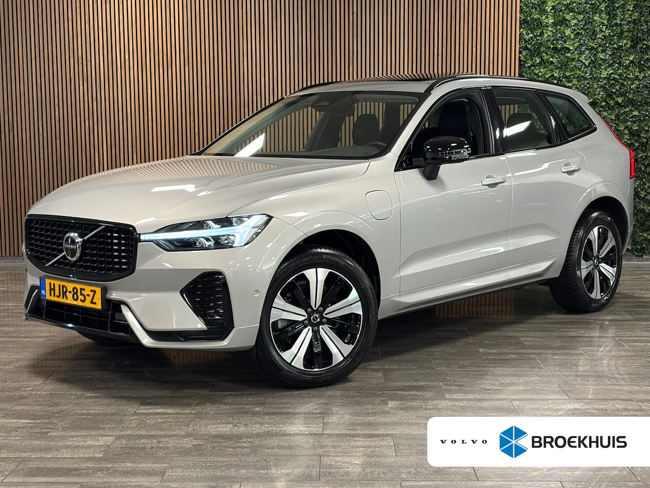 Volvo XC60 - T6 AWD Recharge Plus Dark | Trekhaak | 360° Camera | All Season banden | Adaptieve Cruise - AutoWereld.nl