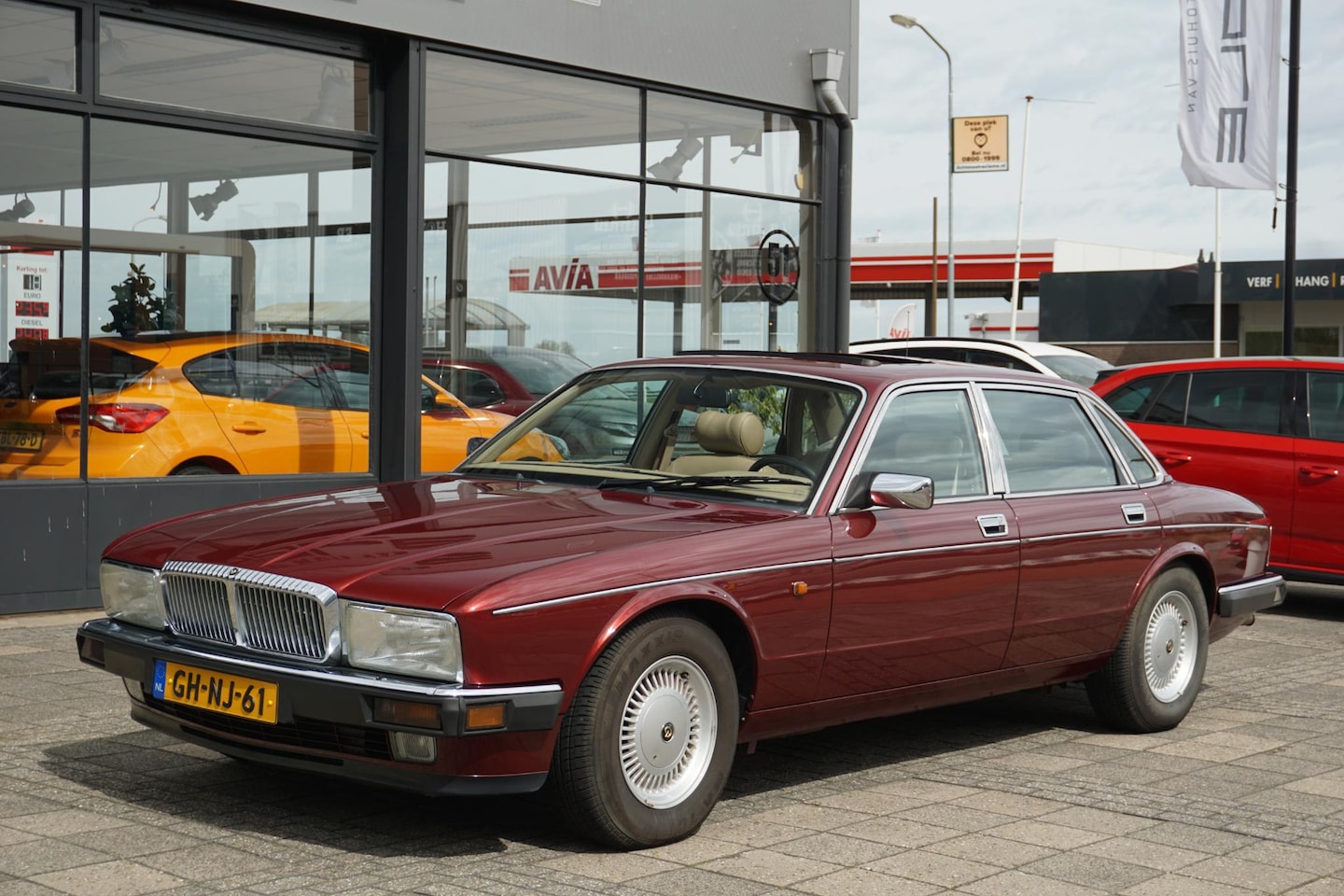Daimler Double Six - 6.0 V12 XJ81 Nederlandse auto - AutoWereld.nl