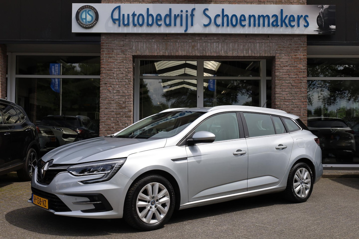 Renault Mégane E-Tech - Estate 1.6 Plug-In Hybrid 160 Intens CAMERA TREKHAAK-AFN. DAB 2xPDC ALL-SEASONS NAVI CARPL - AutoWereld.nl