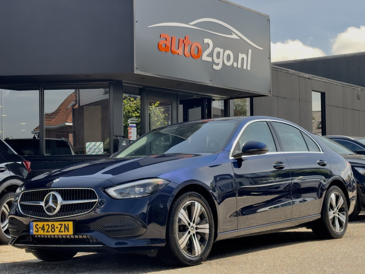 Mercedes-Benz C-klasse - 300 e AUT9 LUXURY LINE LEDER NAVI CAMERA DIGI-DASH APPLE-CARPLAY LED LMV PDC - AutoWereld.nl