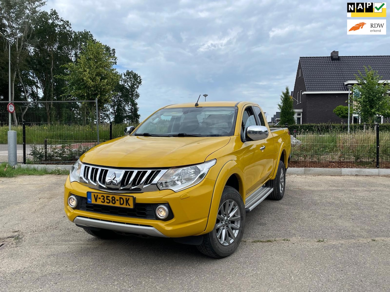 Mitsubishi L 200 - 2.4 DI-D Club Cab Intense 2.4 DI-D Club Cab Intense,airco,cruise camera,volledige service historie,EURO 5.. - AutoWereld.nl