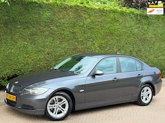 BMW 3-serie - 318i RIJDSUPER/NAVI/NLAUTO/CRUISE/PDC/6BAK/APK