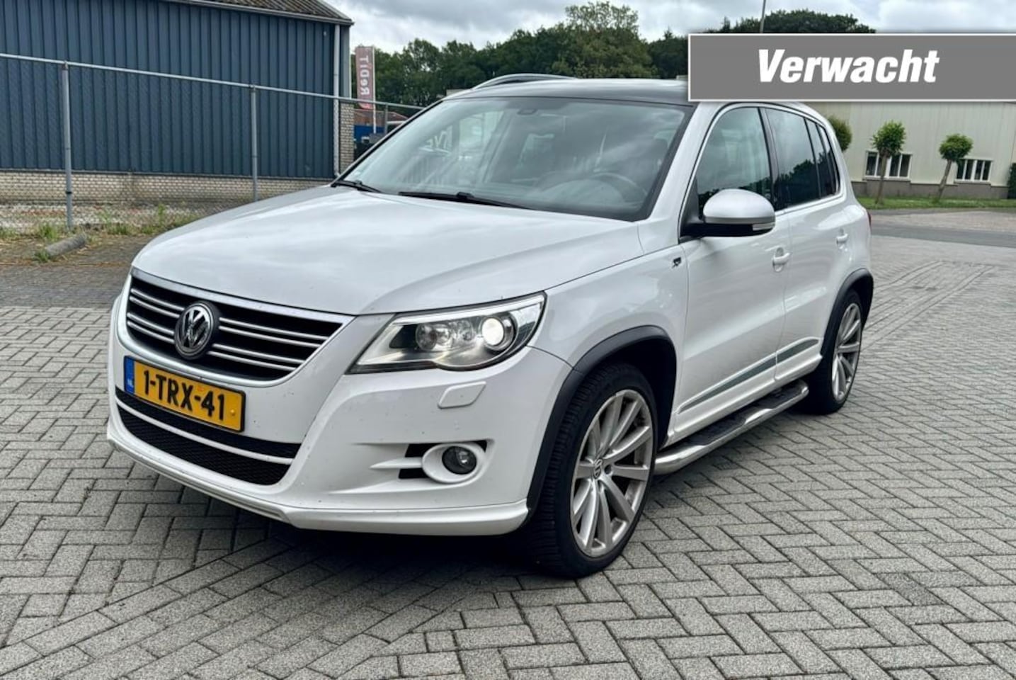 Volkswagen Tiguan - 2.0 TSI SportenStyle 4Motion R-LINE LEER PANORAMA 200PK - AutoWereld.nl