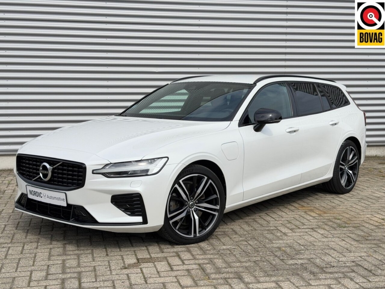 Volvo V60 - 2.0 T6 R-LINE RECHARGE AWD TREKHAAK HARMAN KARDON - AutoWereld.nl