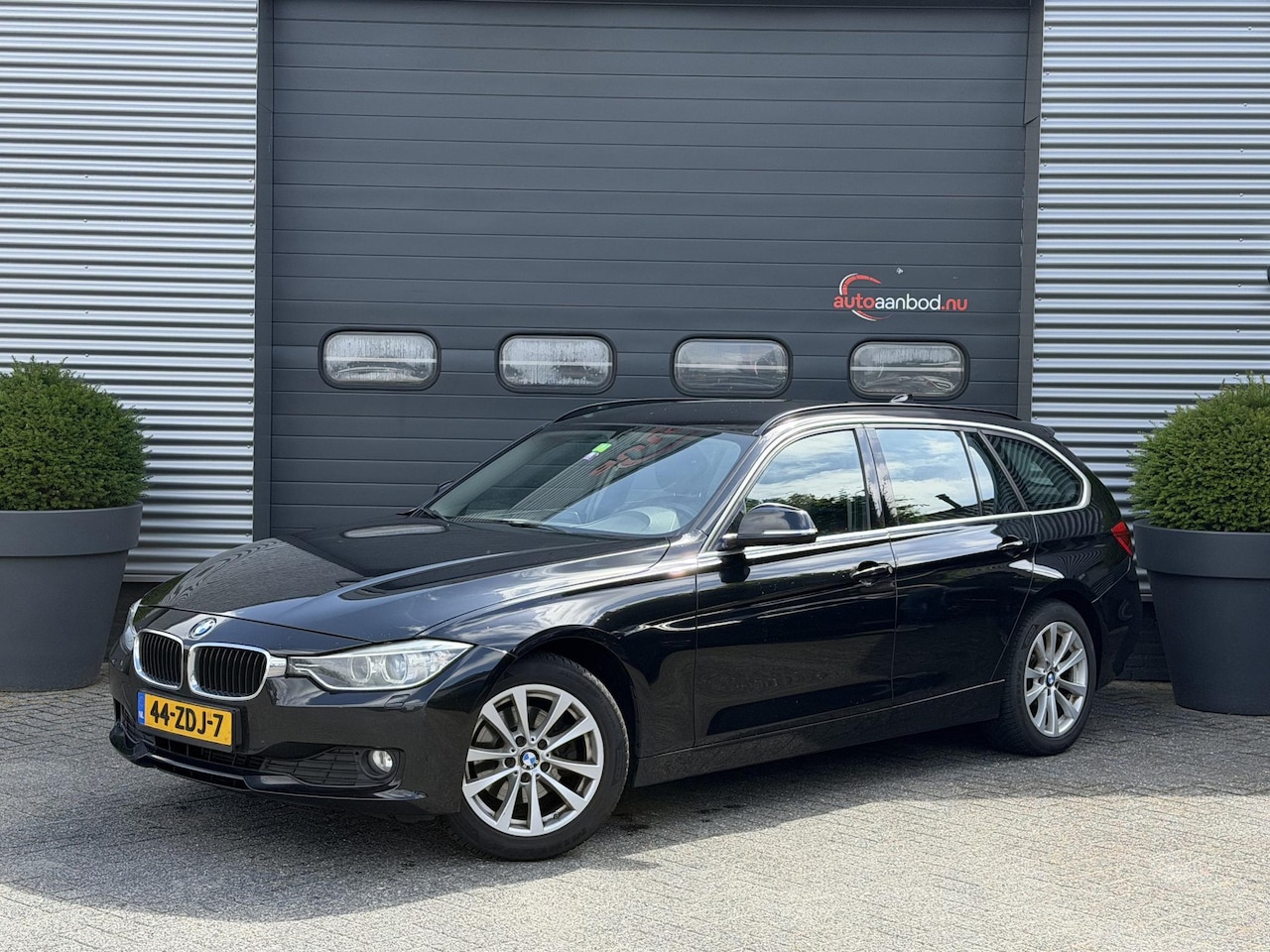 BMW 3-serie Touring - 320d Upgrade Edition | Navigatie | Lederen Bekleding | Airco | Lichtmetalen Velgen | - AutoWereld.nl