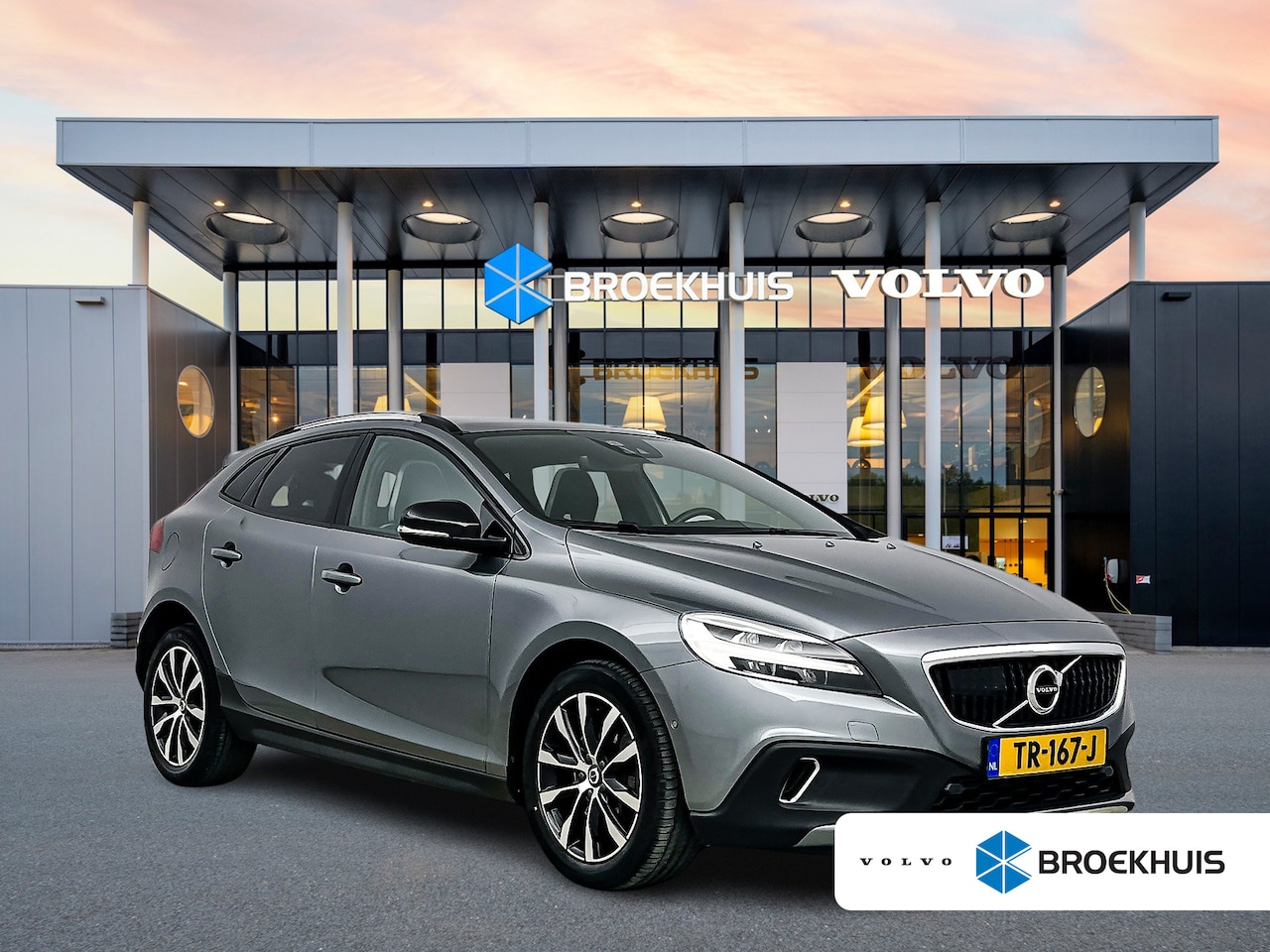 Volvo V40 Cross Country - T3 Dynamic Edition | 17" | Panoramadak | Parkeercamera | Trekhaak | Harman Kardon | Adapti - AutoWereld.nl