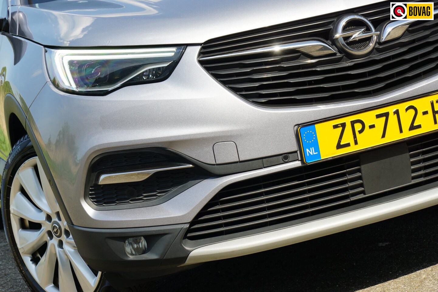 Opel Grandland X - 1.2 Turbo Business Executive - Quartz Grey - Panorama/Sidesteps/Comfort seats - AutoWereld.nl