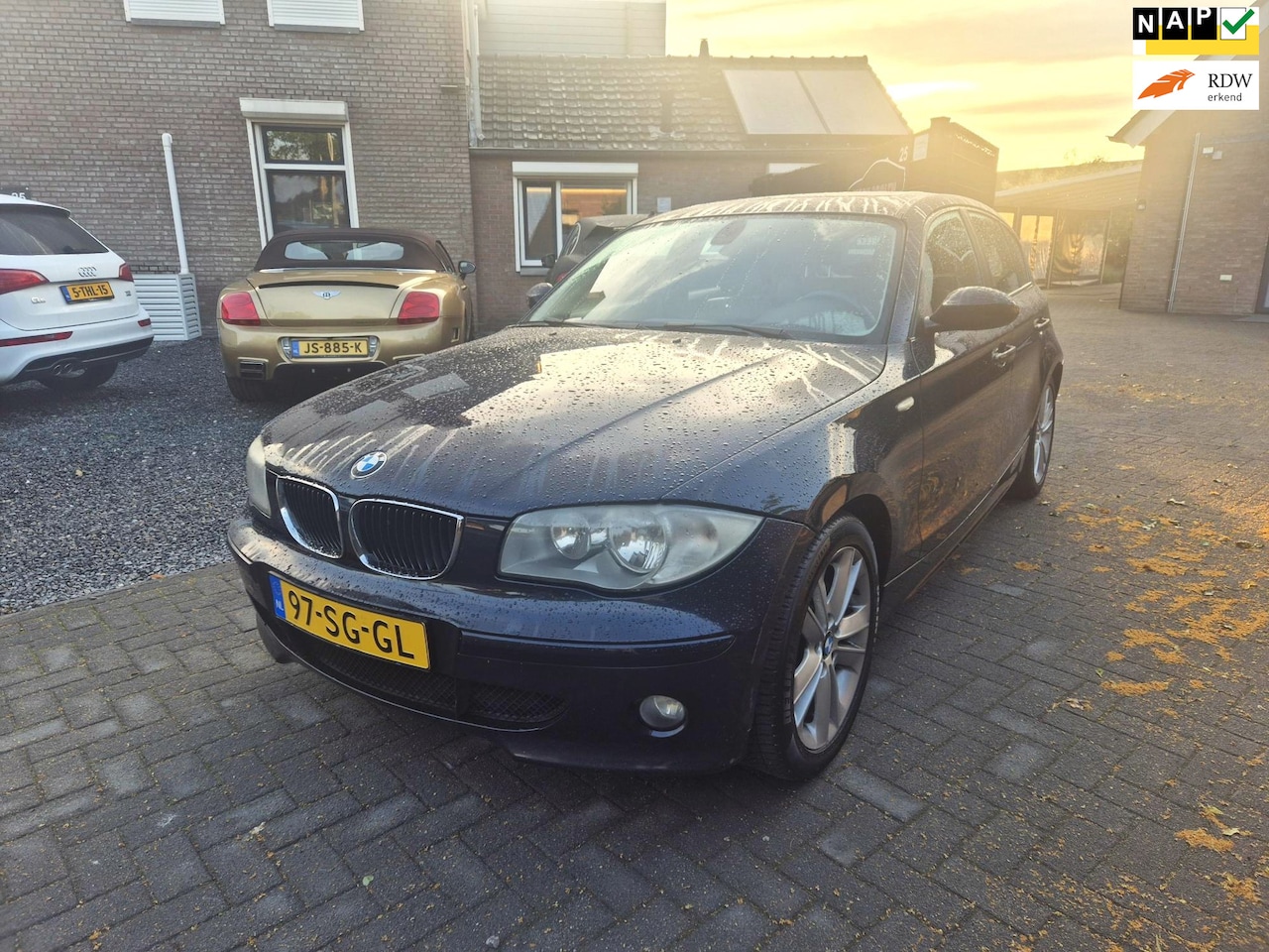 BMW 1-serie - 120i Anniversary Automaat Navi Clima Cruise Schuif/kanteldak 17 Inch Leer - AutoWereld.nl