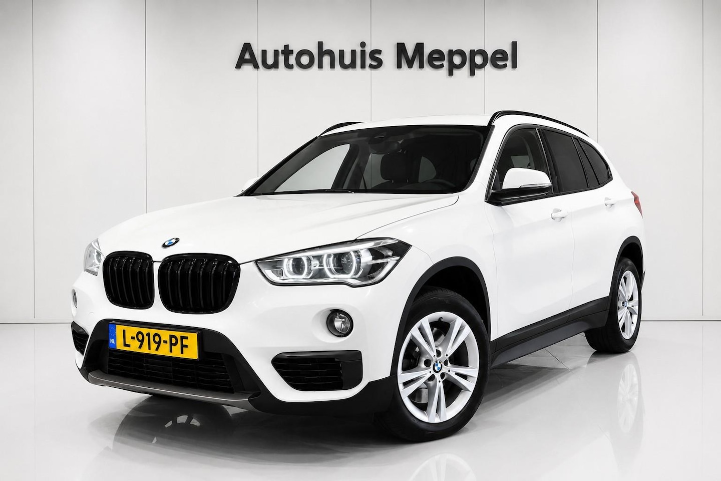BMW X1 - sDrive20i Advantage*Trekhaak*LED+*PDC*Sportstoelen*Navigatie - AutoWereld.nl
