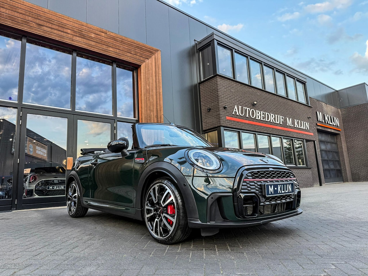 MINI Cabrio - 2.0 John Cooper Works JCW Pack F1 aut 231pk Rebelgreen/Camera/Hk/18"Jcw/Bomvol - AutoWereld.nl