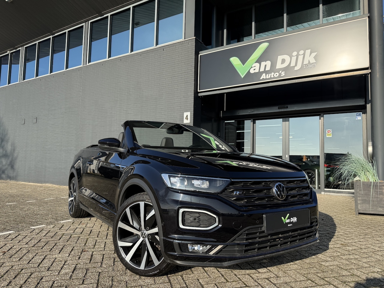 Volkswagen T-Roc Cabrio - 1.5 TSI R-Line Leer Navi Camera 19Inch - AutoWereld.nl