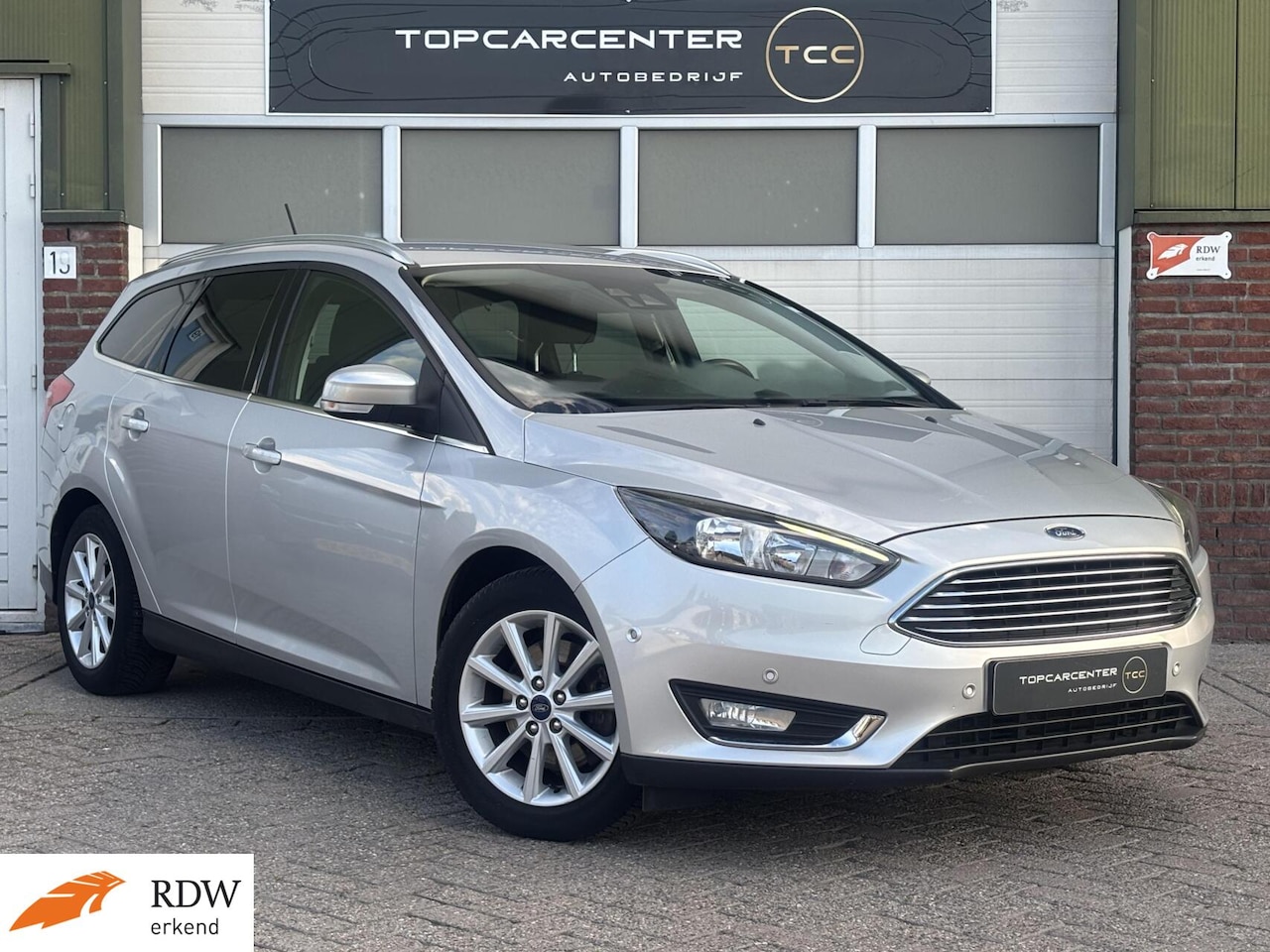 Ford Focus Wagon - 1.5 Titanium/STOELV/STUURV/CAMERA/TREKH - AutoWereld.nl